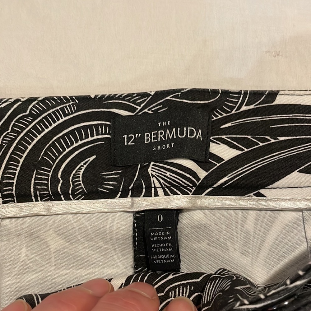 White House Black Market 12” Bermuda shorts excellent condition - Picture 2 of 4